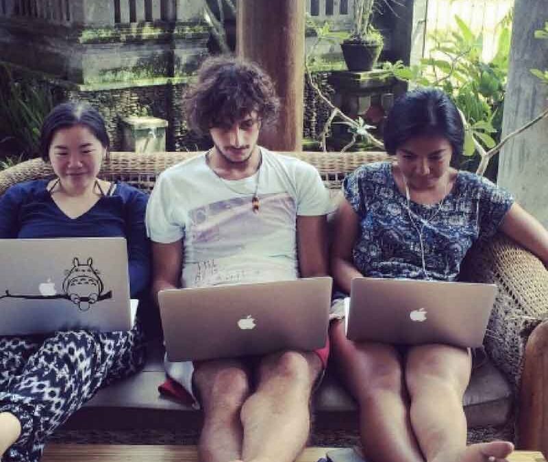 laptop-work-coworking-internship-startup